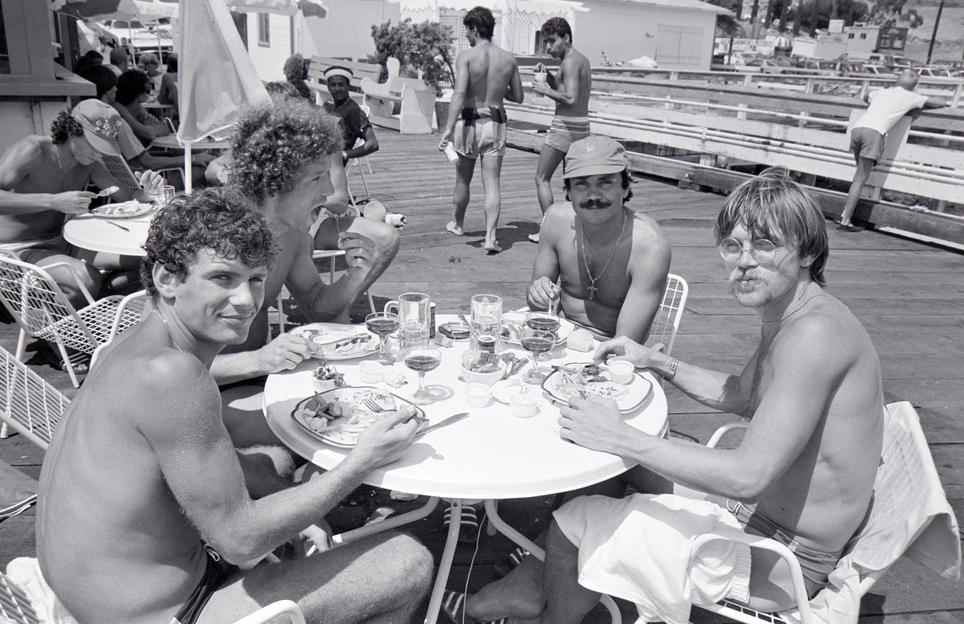 Patrice Garande, Albert Rust, Guy Lacombe, Jean-Christophe Thouvenel en train de déguster le barbeuc' en question