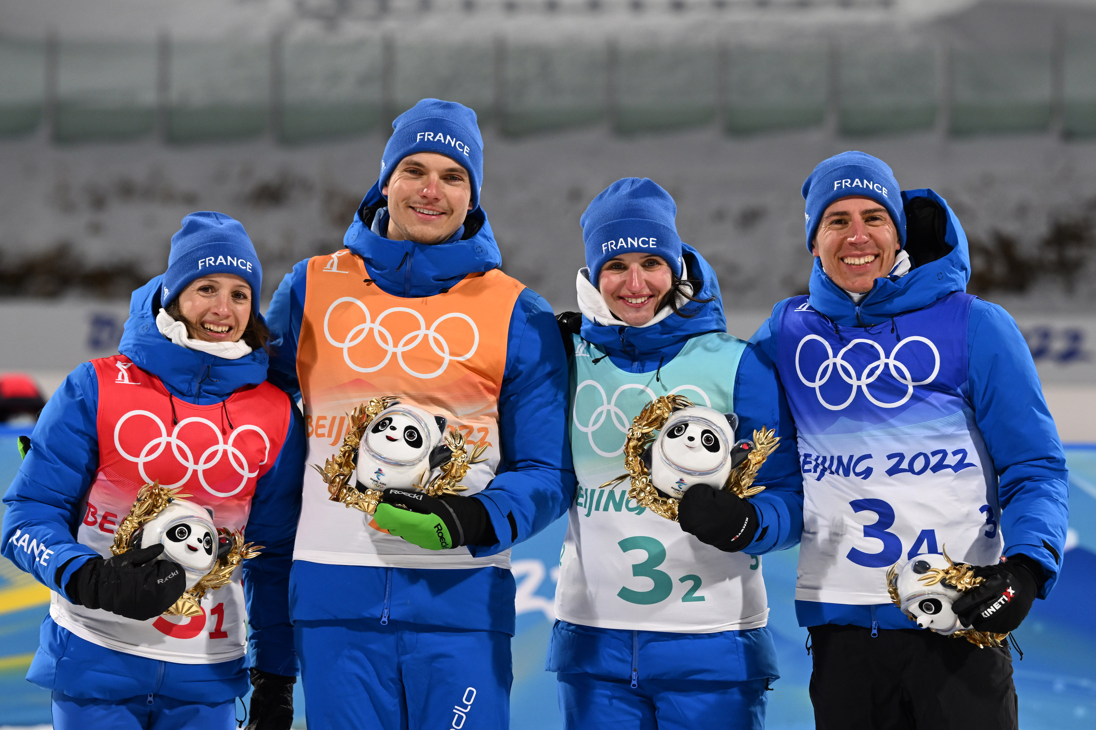 Emilien Jacquelin, Quentin Fillon-Maillet, Julia Simon, Anaïs Chevalier-Bouchet médaille d'argent biathlon relais mixte Pékin
