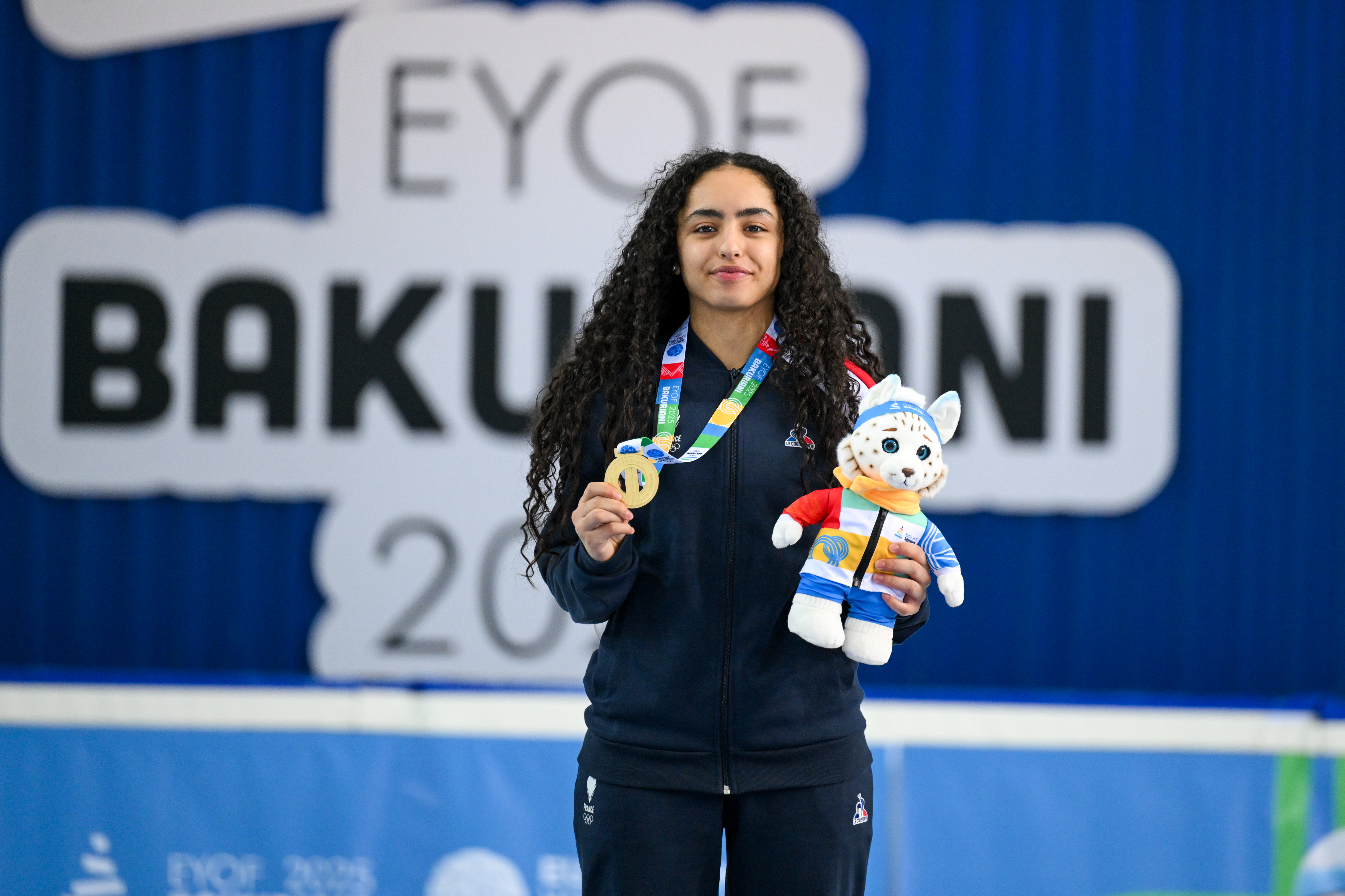 Photo d'Isra Gharsallaoui avec la médaille d'or du FOJE 2025