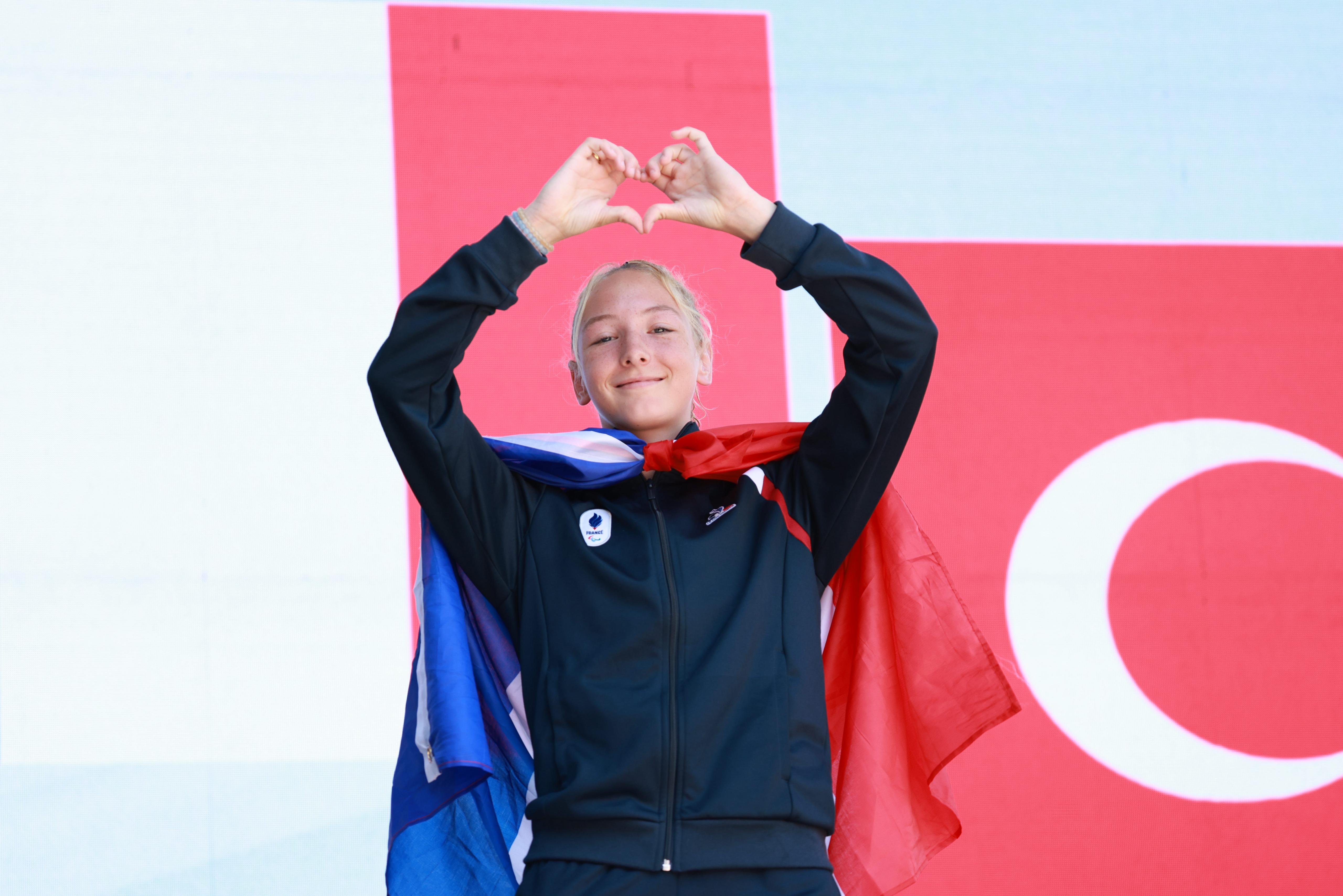 Florianne Lantoine qui fait le signe du coeur sur le podium des EPYG 2025
