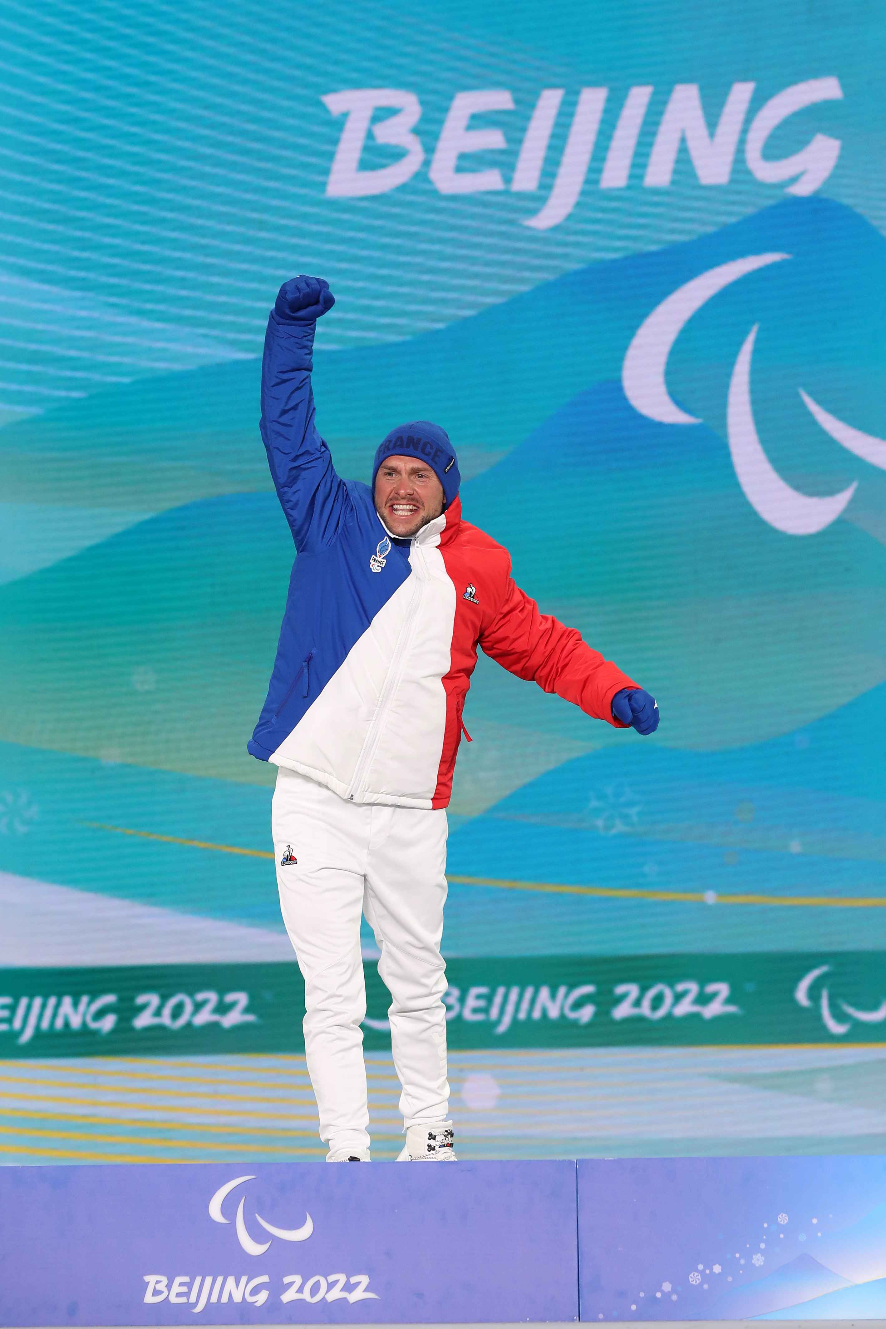 Benjamin Daviet Médaille d'or sur le podium des jeux paralympiques de Pékin 2022 Para ski de fond champion paralympique