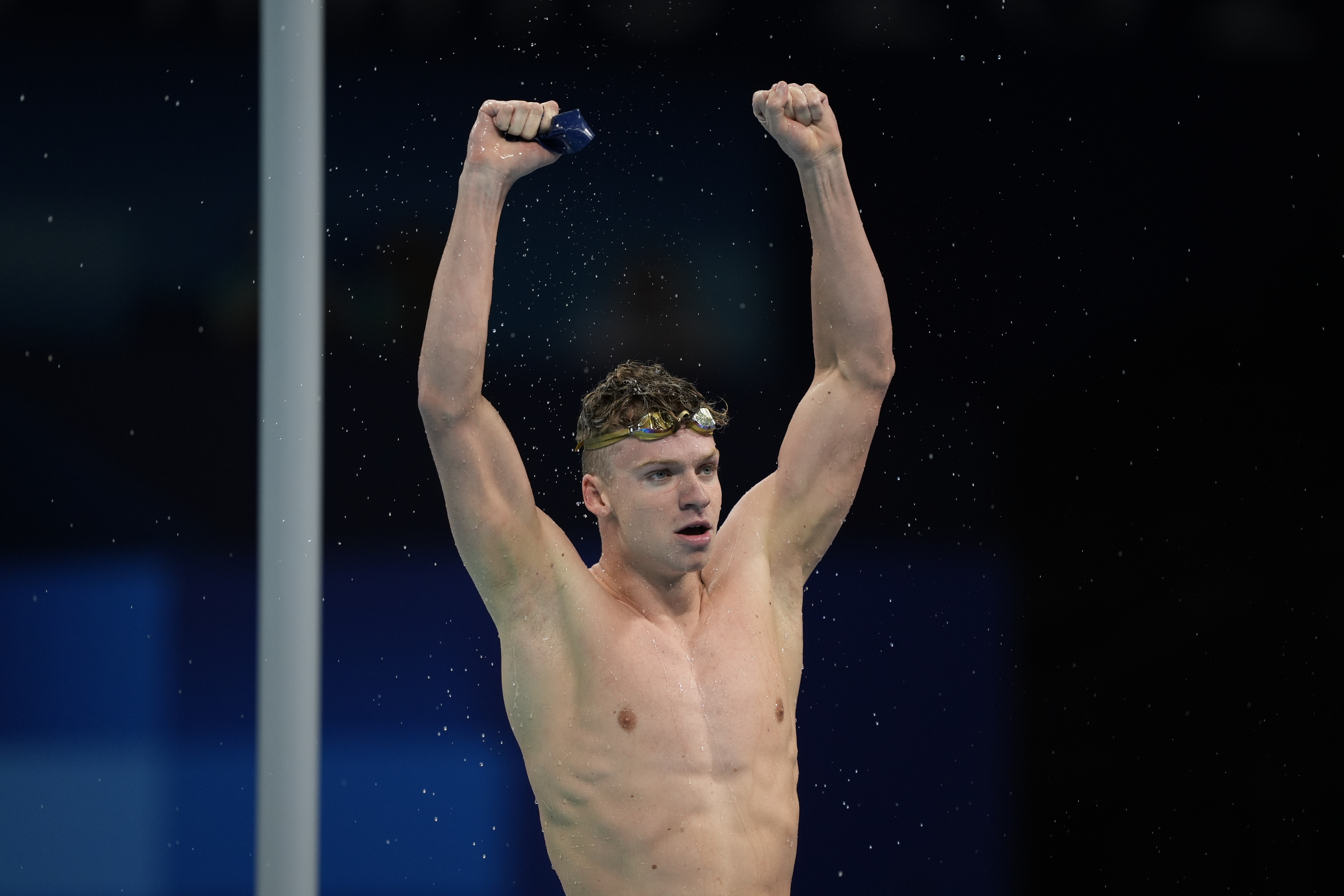 Léon Marchand qui gagne sa finale et décroche l'or