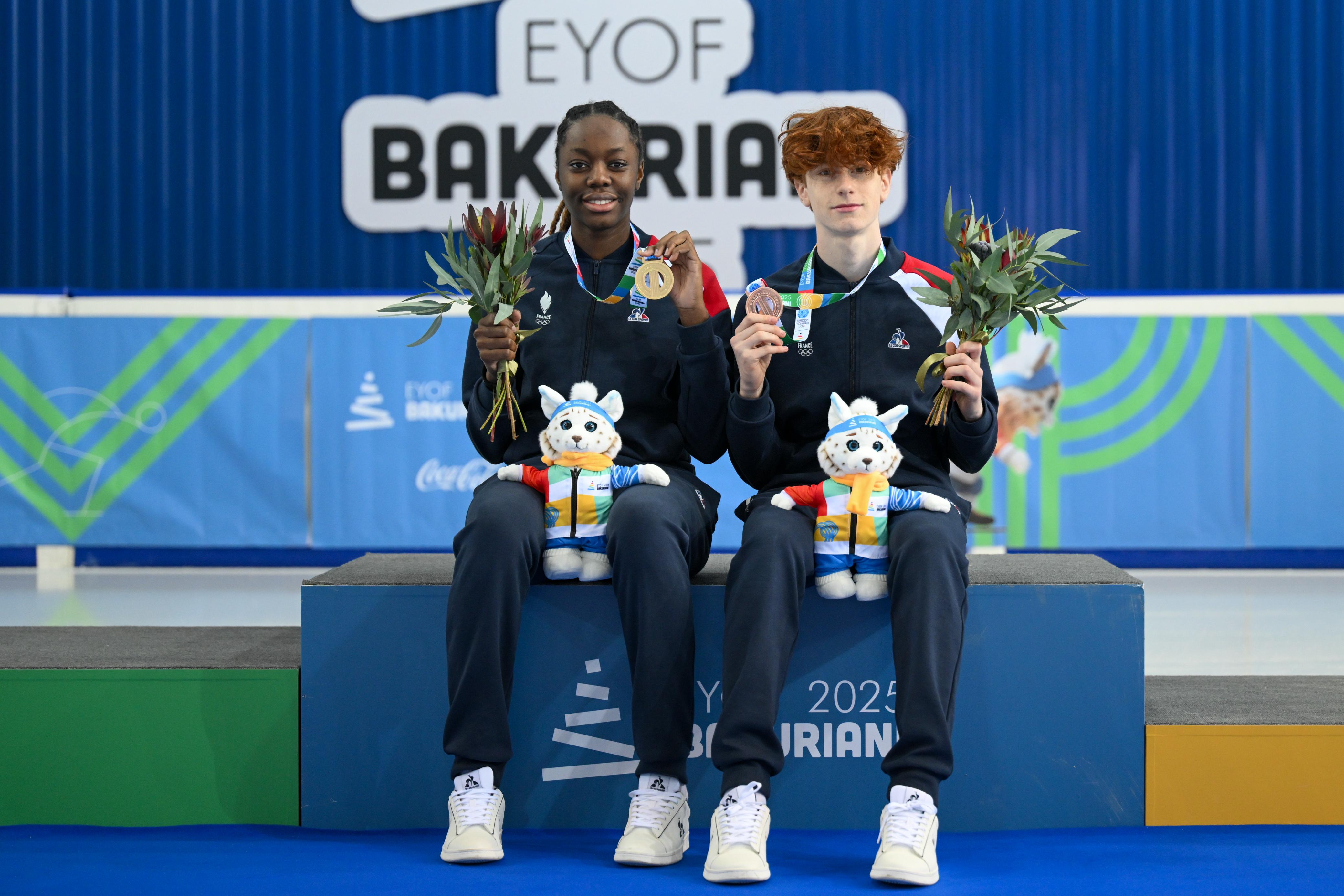 Photo des deux médaillés français en short-track lors de la première journée du FOJE 2025