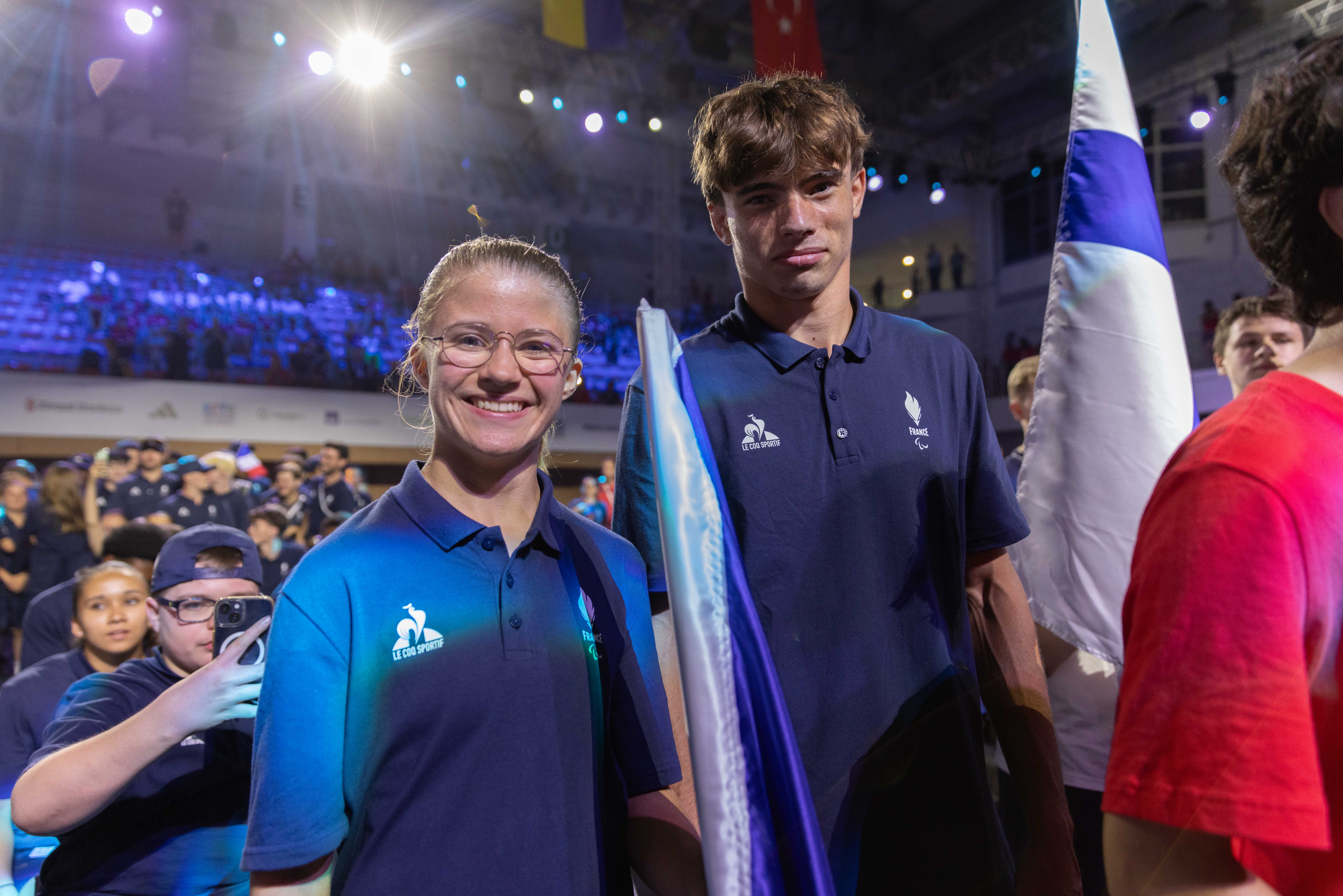 Maïa Strasser et Youn Balcou, les porte-drapeaux de la délégation française lors de la cérémonie d'ouverture des EPYG 2025
