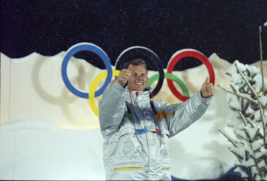 Edgar Grospiron JO Albertville 1992 podium avec anneaux olympiques