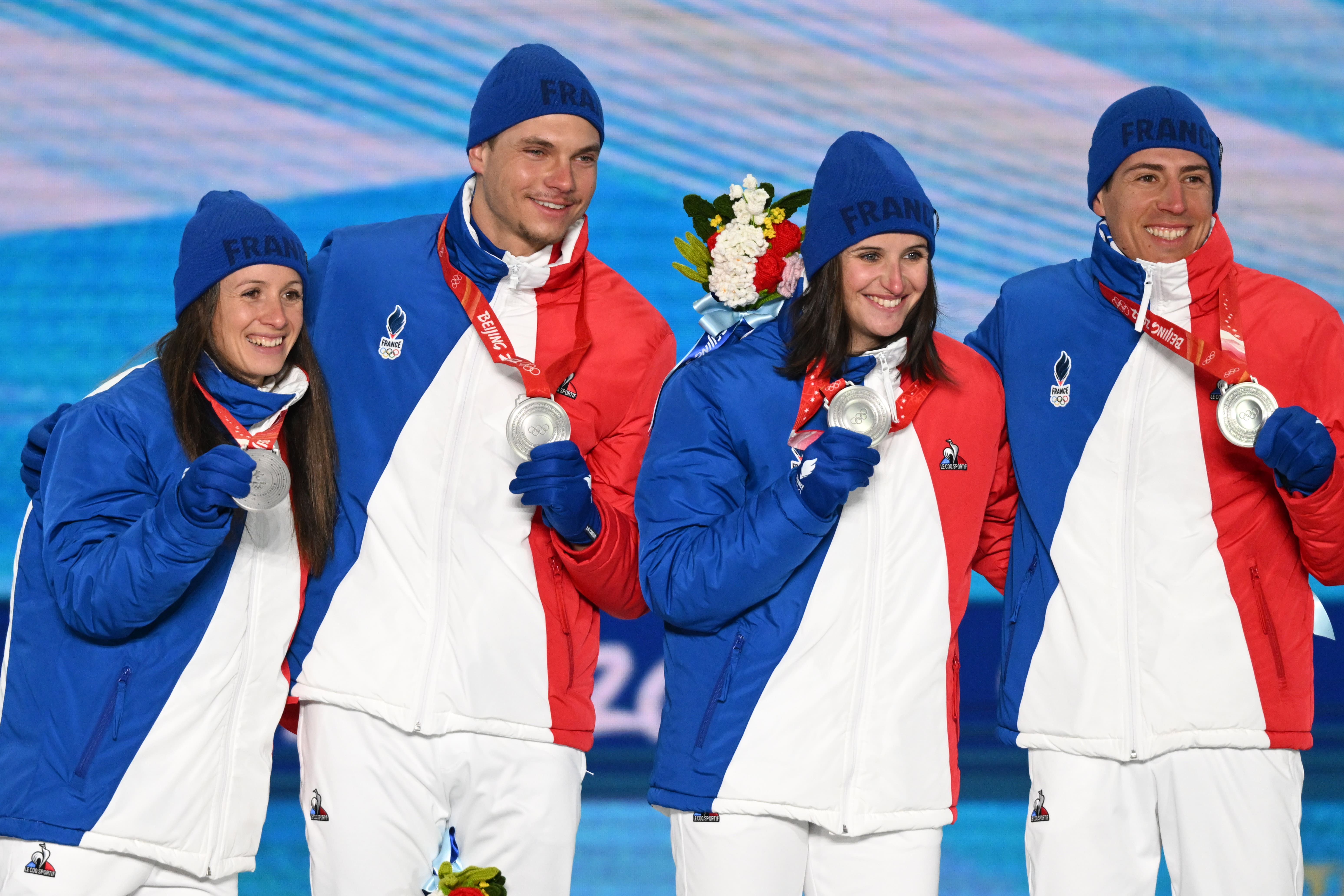 Biathlon relais mixte podium médaille d'argent - France Olympique - Quentin Fillon Maillet Julia Simon Anaïs Chevalier-Bouchet Emilien Jacquelin - Zhangjiakou