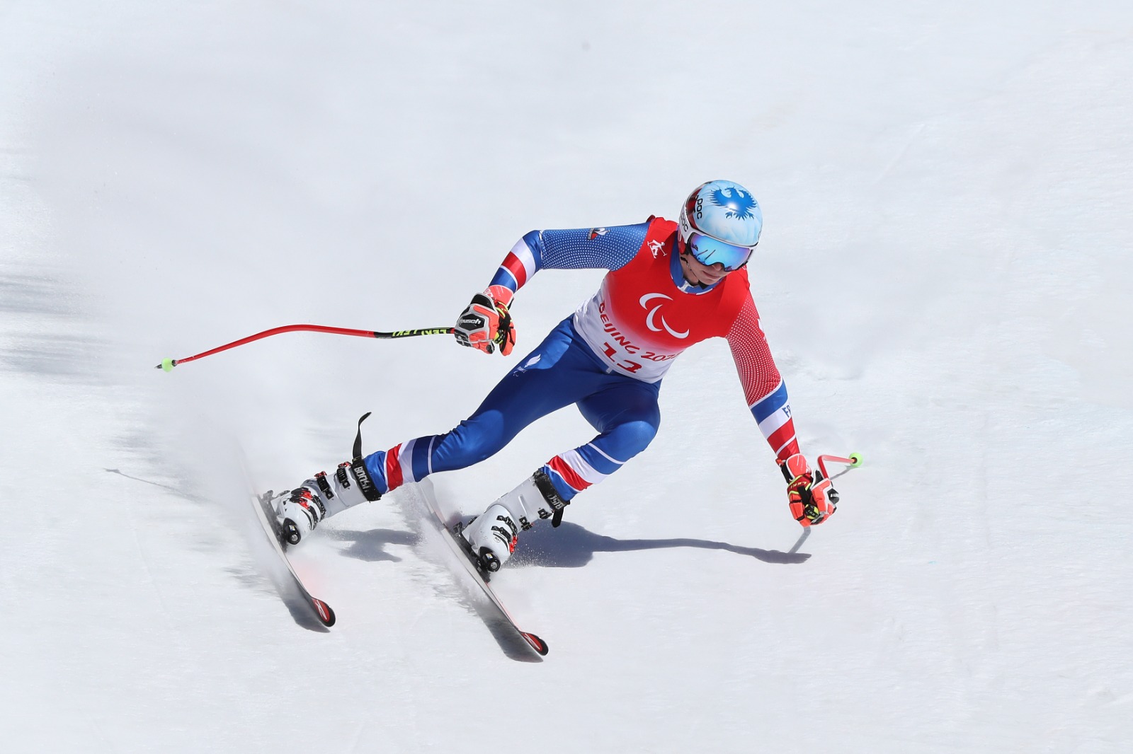 Arthur Bauchet pendant la descente en para ski alpin aux Jeux PAralympiques de Pékin 2022